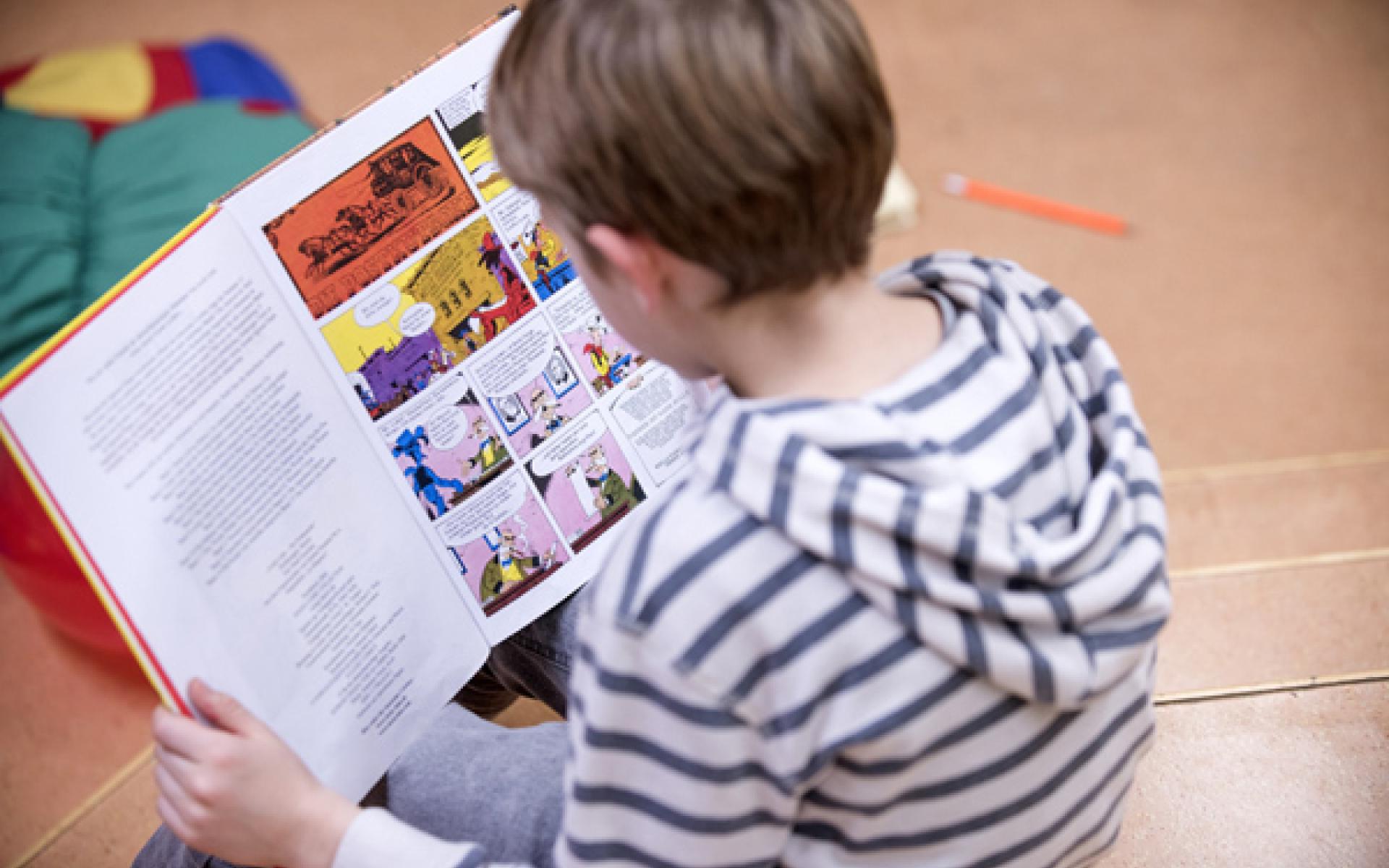 Schüler in der Bücherei